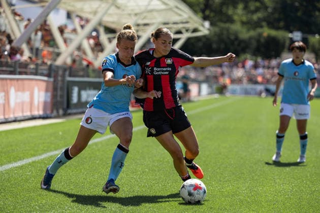 Fußball I Frauen I Testspiel I Bayer 04 Leverkusen - Feyenoord Rotterdam I 08.08.2026 Esmee de Graaf (14, Feyenoord Rotterdam) und Carlotta Wamser (37, Bayer 04 Leverkusen) im Zweikampf Leverkusen Ulrich-Haberland-Stadion Niedersachsen Deutschland Copyright: xLobeca CedricxSiefkerx