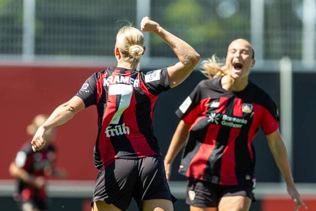 Cornelia Kramer (Bayer 04 Leverkusen) Torjubel, jubelt mit seiner Mannschaft nach dem Treffer zum 1:0 waehrend des Freundschaftsspiels zwischen Bayer 04 Leverkusen Frauen und Feyenoord Rotterdam Frauen, Ulrich-Haberland-Stadion am 08. August 2026 in Leverkusen, Deutschland. (Foto von Mario Hommes DeFodi Images) +++ Cornelia Kramer (Bayer 04 Leverkusen) celebrates after scoring his team s first goal with teammates during the Pre-Season Friendly match between Bayer 04 Leverkusen Women and Feyenoord Rotterdam Women at Ulrich-Haberland-Stadion on August 8, 2026 in Leverkusen, Germany. (Photo by Mario Hommes DeFodi Images) -