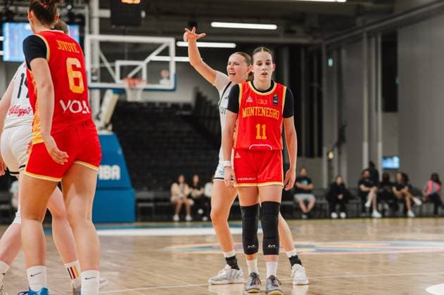 RECORD DATE NOT STATED Mia Wiegand von Deutschland hebt die Hand und fordert den Ball, während Milena Vujovic ( 11; Montenegro) vor ihr steht. Im Hintergrund ist die Kistamässan-Arena in Stockholm zu sehen. Mia Wiegand ( 13; Deutschland) und Milena Vujovic ( 11; Montenegro) im Zweikampf Copyright: xJoelxKruehlerx