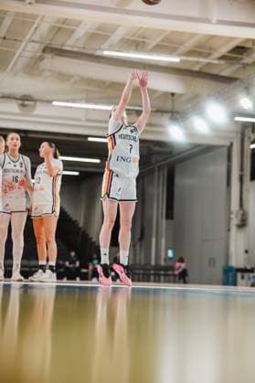 RECORD DATE NOT STATED Emma Steinbicker ( 7; Deutschland) springt ab und wirft den Ball in Richtung Korb, der Ball ist oben im Bild sichtbar. Im Hintergrund stehen zwei weitere Spielerinnen Deutschlands, darunter 16 Lilli Schultze und 13 Mia Wiegand. Emma Steinbicker ( 7; Deutschland) beim Sprungwurf in Stockholm Copyright: xJoelxKruehlerx