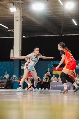 RECORD DATE NOT STATED Mia Wiegand ( 13; Deutschland) steht mit ausgebreiteten Armen in Defensivstellung und deckt eine Spielerin Montenegros ab. Im Hintergrund sind Zuschauer und eine deutsche Fahne zu sehen. Mia Wiegand ( 13; Deutschland) in Defensivstellung gegen Montenegro Copyright: xJoelxKruehlerx