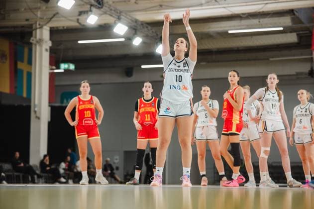 RECORD DATE NOT STATED Diana Ivancic ( 10; Deutschland) führt einen Freiwurf aus und blickt mit erhobenen Armen zum Korb. Im Hintergrund warten Spielerinnen beider Teams auf den Abprall. Diana Ivancic ( 10; Deutschland) beim Freiwurf gegen Montenegro Copyright: xJoelxKruehlerx