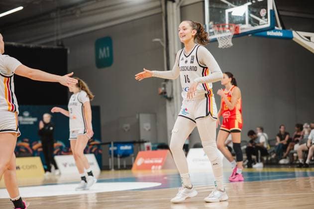 RECORD DATE NOT STATED Lilli Schultze ( 16; Deutschland) streckt lächelnd die Hand einer Teamkollegin entgegen und zeigt sichtbare Freude auf dem Parkett der Kistamässan in Stockholm. Im Hintergrund sind weitere Spielerinnen Deutschlands sowie eine Gegenspielerin in rotem Trikot zu sehen. Lilli Schultze ( 16; Deutschland) beim High-Five mit Teamkollegin Copyright: xJoelxKruehlerx