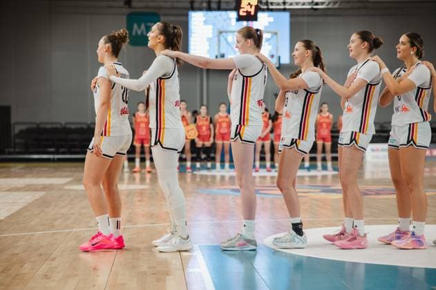 RECORD DATE NOT STATED Die deutsche Nationalmannschaft steht in einer Reihe auf dem Spielfeld der Kistamässan in Stockholm zur Aufstellung, die Spielerinnen legen die Hände auf die Schultern der Vorderfrau. Im Hintergrund ist das gegnerische Team in roten Trikots zu sehen. Lara Gierlich und Frederike Askamp bei der Mannschaftsaufstellung Deutschland Copyright: xJoelxKruehlerx