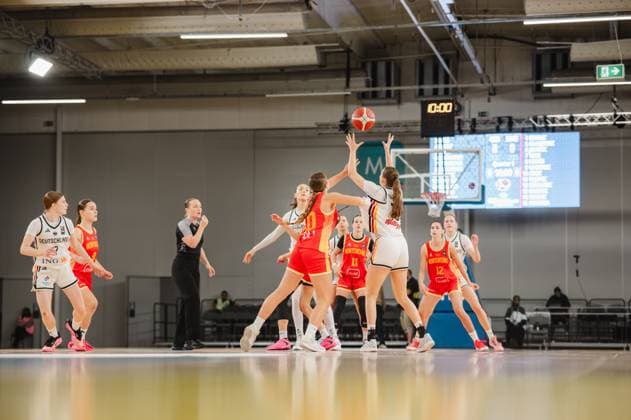 RECORD DATE NOT STATED Lara Gierlich von Deutschland zieht zum Korb hoch und wirft über eine montenegrinische Gegenspielerin, während der Ball bereits in der Luft ist. Die Szene zeigt mehrere Spielerinnen beider Teams im Kampf um die Rebound-Position in der Kistamässan Stockholm. Lara Gierlich ( 12; Deutschland) beim Wurfversuch gegen Montenegro Copyright: xJoelxKruehlerx