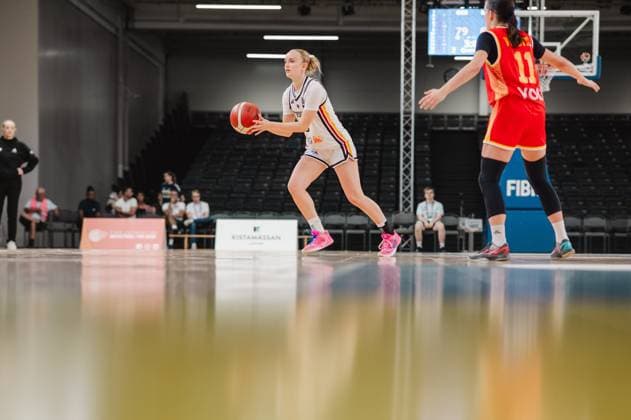 RECORD DATE NOT STATED Eine Spielerin Deutschlands kontrolliert den Basketball und sucht eine Anspielstation, während eine Verteidigerin Montenegros ( 11) den Weg versperrt. Die Szene findet in der Kistamässan in Stockholm statt. Deutschland-Spielerin mit Ball unter Druck einer Montenegro-Verteidigerin Copyright: xJoelxKruehlerx