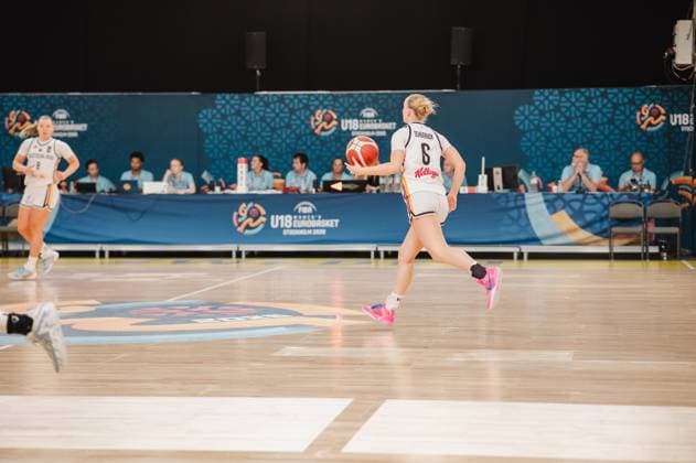 RECORD DATE NOT STATED Noemi Schonauer ( 6; Deutschland) läuft mit dem Basketball in Richtung Korb beim FIBA U18 Women s EuroBasket in Stockholm. Im Hintergrund ist eine weitere Spielerin Deutschlands zu sehen. Noemi Schonauer ( 6; Deutschland) mit Ball beim Fastbreak Copyright: xJoelxKruehlerx