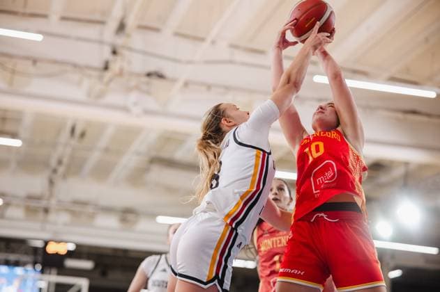 RECORD DATE NOT STATED Anja Adzic ( 10; Montenegro) kämpft in der Luft um den Ball gegen eine Spielerin Deutschlands in der Kistamässan Stockholm. Im Hintergrund ist eine weitere deutsche Spielerin zu sehen. Anja Adzic ( 10; Montenegro) im Zweikampf um den Ball gegen Deutschland Copyright: xJoelxKruehlerx
