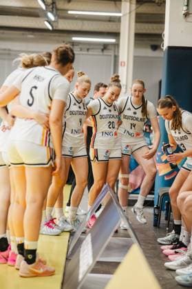 RECORD DATE NOT STATED Die deutschen Basketballerinnen versammeln sich während einer Auszeit an der Seitenlinie der Kistamässan in Stockholm. Frederike Askamp ( 14; Deutschland) und Mia Wiegand ( 13; Deutschland) sind Teil der Gruppe, die sich konzentriert über taktische Anweisungen beugt. Frederike Askamp ( 14) und Mia Wiegand ( 13) bei Deutschland-Auszeit in Stockholm Copyright: xJoelxKruehlerx