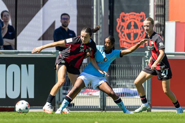Carlotta Wamser (Bayer 04 Leverkusen) und Victoria Della Peruta (Feyenoord Rotterdam) im Zweikampf waehrend des Freundschaftsspiels zwischen Bayer 04 Leverkusen Frauen und Feyenoord Rotterdam Frauen, Ulrich-Haberland-Stadion am 08. August 2026 in Leverkusen, Deutschland. (Foto von Mario Hommes DeFodi Images) +++ Carlotta Wamser (Bayer 04 Leverkusen) und Victoria Della Peruta (Feyenoord Rotterdam) battle for the ball during the Pre-Season Friendly match between Bayer 04 Leverkusen Women and Feyenoord Rotterdam Women at Ulrich-Haberland-Stadion on August 8, 2026 in Leverkusen, Germany. (Photo by Mario Hommes DeFodi Images) -