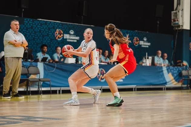 RECORD DATE NOT STATED Eine Spielerin Deutschlands treibt den Ball im Eins-gegen-eins gegen eine Verteidigerin Montenegros voran. Die Szene findet beim U18 EuroBasket Women in der Kistamässan in Stockholm statt. Deutschland im Zweikampf gegen Montenegro beim U18 EuroBasket in Stockholm Copyright: xJoelxKruehlerx