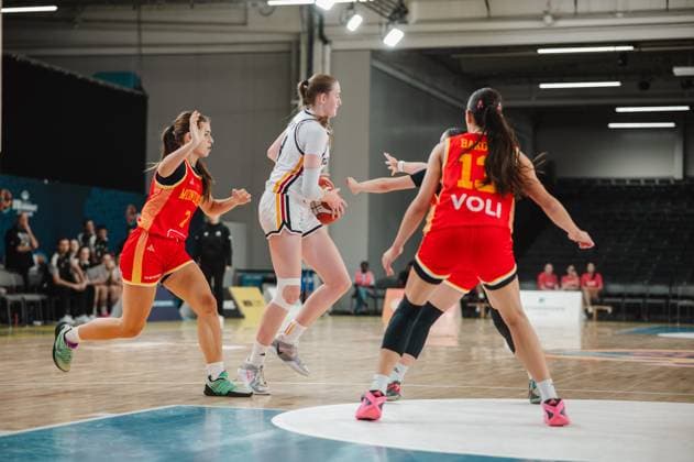 RECORD DATE NOT STATED Frederike Askamp behauptet den Ball im Zentrum gegen zwei Spielerinnen Montenegros, darunter 11 Milena Vujovic. Die Szene findet in der Kistamässan in Stockholm statt. Frederike Askamp ( 14; Deutschland) im Zweikampf gegen Montenegro Copyright: xJoelxKruehlerx