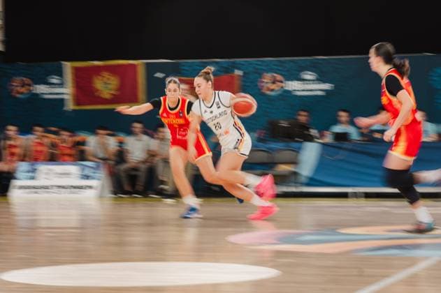 RECORD DATE NOT STATED Sarah Siebold ( 20; Deutschland) treibt den Ball in Richtung Korb und setzt sich gegen zwei Spielerinnen Montenegros durch. Die Szene zeigt intensiven Zweikampf in der Kistamässan in Stockholm. Sarah Siebold ( 20; Deutschland) im Dribbling gegen Montenegro Copyright: xJoelxKruehlerx
