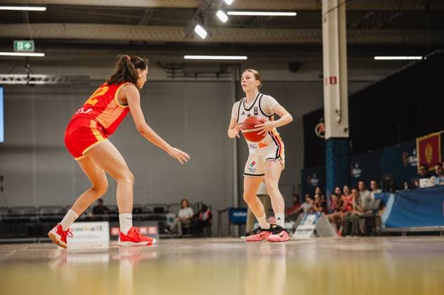 RECORD DATE NOT STATED Eine Spielerin im weißen Trikot hält den Ball und sucht eine Anspielstation, während eine Gegenspielerin im roten Trikot mit Nummer 12 den Weg versperrt. Die Szene findet in der Kistamässan in Stockholm statt. Ballführende Spielerin im Eins-gegen-eins beim Basketball in Stockholm Copyright: xJoelxKruehlerx