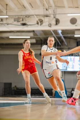 RECORD DATE NOT STATED Darina Zraychenko ( 8; Deutschland) setzt sich im Zweikampf gegen eine Spielerin Montenegros durch und strebt in Richtung Korb. Die Szene zeigt intensiven Körperkontakt auf dem Parkett der Kistamässan in Stockholm. Darina Zraychenko ( 8; Deutschland) im Zweikampf gegen Montenegro Copyright: xJoelxKruehlerx