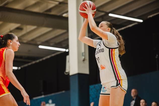 RECORD DATE NOT STATED Mia Wiegand ( 13; Deutschland) geht mit dem Ball hoch zum Wurf, während eine Spielerin Montenegros den Abschluss beobachtet. Die Szene findet in der Kistamässan in Stockholm statt. Mia Wiegand ( 13; Deutschland) beim Wurfversuch gegen Montenegro Copyright: xJoelxKruehlerx