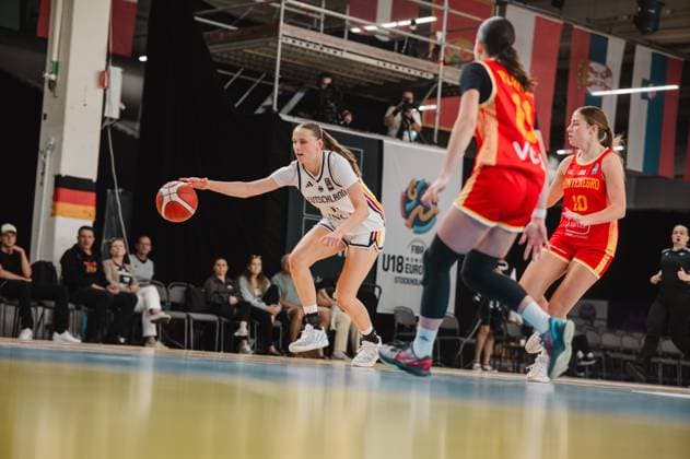 RECORD DATE NOT STATED Mia Wiegand ( 13; Deutschland) treibt den Ball in der Defensive-Zone und sucht den Spielaufbau gegen zwei Spielerinnen Montenegros. Im Hintergrund ist das FIBA U18 Women s EuroBasket-Banner in der Kistamässan Stockholm sichtbar. Mia Wiegand ( 13; Deutschland) im Dribbling gegen Montenegro Copyright: xJoelxKruehlerx