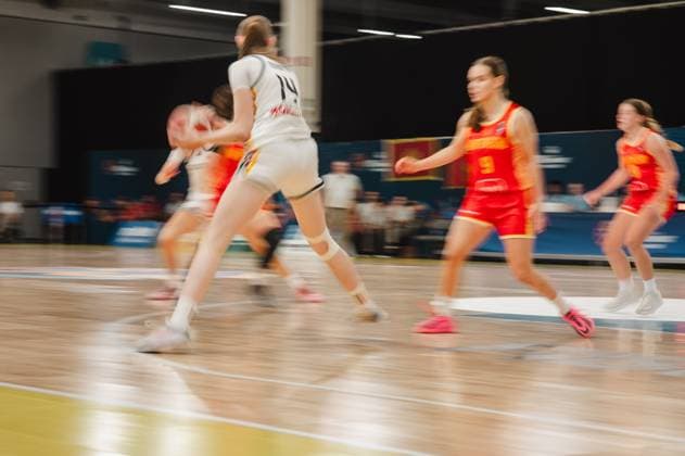 RECORD DATE NOT STATED Frederike Askamp ( 14; Deutschland) kämpft im Zentrum um den Ball gegen Spielerinnen Montenegros, darunter 9 Sofija Vuckovic. Die Szene zeigt intensive Körperkontakt-Aktion beim Turnier in der Kistamässan Stockholm. Frederike Askamp ( 14; Deutschland) im Zweikampf gegen Montenegro Copyright: xJoelxKruehlerx