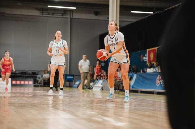 RECORD DATE NOT STATED Darina Zraychenko ( 8; Deutschland) bereitet sich auf einen Freiwurf vor, den Blick auf den Korb gerichtet und den Basketball in beiden Händen haltend. Im Hintergrund steht Mia Wiegand ( 13; Deutschland), während eine Gegenspielerin von Montenegro am linken Bildrand zu sehen ist. Darina Zraychenko ( 8; Deutschland) beim Freiwurf in Stockholm Copyright: xJoelxKruehlerx