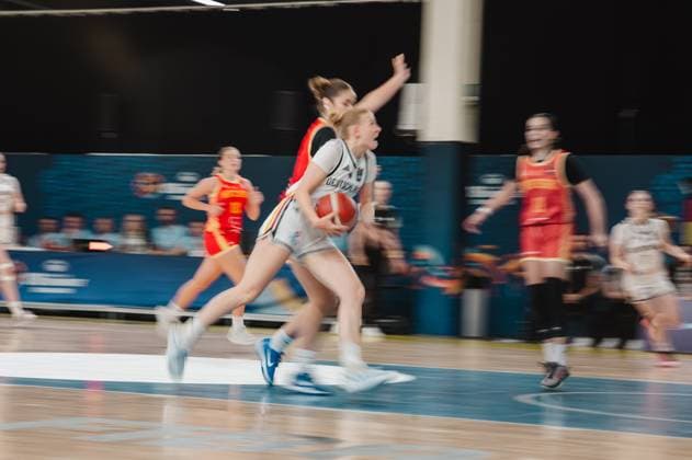 RECORD DATE NOT STATED Eine Spielerin Deutschlands treibt den Ball in Richtung Korb und wird dabei von einer Montenegro-Spielerin bedrängt. Die Szene zeigt intensiven Körperkontakt beim Durchbruch in der Kistamässan Stockholm. Deutschland-Spielerin im Zweikampf gegen Montenegro bei Korbanlauf Copyright: xJoelxKruehlerx