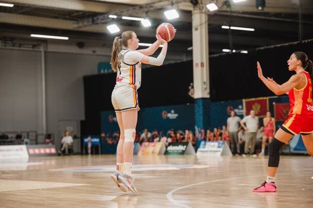 RECORD DATE NOT STATED Frederike Askamp springt ab und zieht zum Wurf hoch, während eine Spielerin Montenegros mit erhobener Hand verteidigt. Die Szene findet in der Kistamässan in Stockholm statt. Frederike Askamp ( 14; Deutschland) beim Sprungwurf gegen Montenegro Copyright: xJoelxKruehlerx