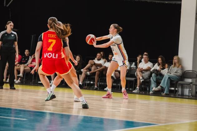 RECORD DATE NOT STATED Lara Gierlich ( 12; Deutschland) kontrolliert den Ball und leitet einen Angriff ein, während Martina Teric ( 7; Montenegro) als Verteidigerin heranrückt. Im Hintergrund verfolgen Zuschauer das Spiel in der Kistamässan in Stockholm. Lara Gierlich ( 12; Deutschland) im Spielaufbau gegen Montenegro Copyright: xJoelxKruehlerx