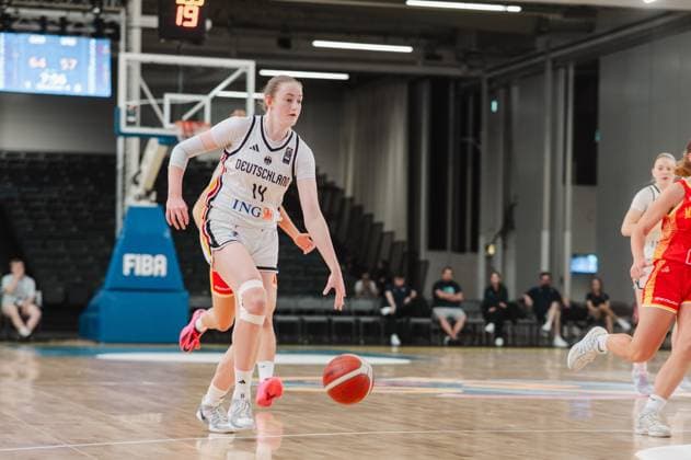 RECORD DATE NOT STATED Frederike Askamp ( 14; Deutschland) dribbelt mit dem Ball in Richtung Korb, während eine Spielerin Montenegros am rechten Bildrand mitläuft. Im Hintergrund ist das Spielfeld der Kistamässan in Stockholm zu sehen. Frederike Askamp ( 14; Deutschland) treibt den Ball voran Copyright: xJoelxKruehlerx