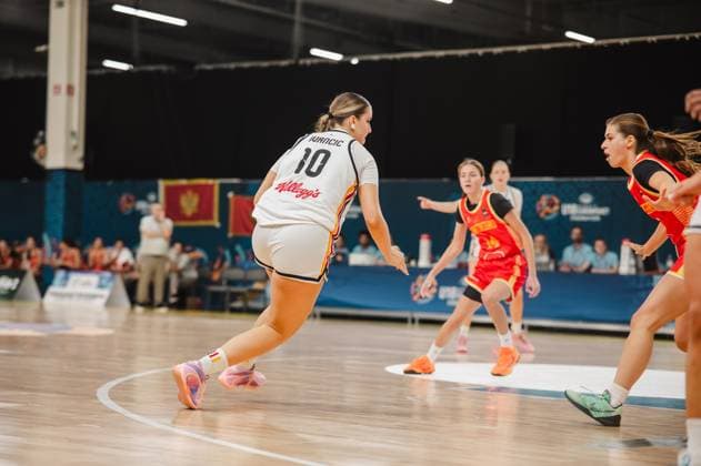 RECORD DATE NOT STATED Diana Ivancic ( 10; Deutschland) treibt den Ball in Richtung Korb, während zwei Spielerinnen Montenegros die Verteidigung aufbauen. Die Szene findet in der Kistamässan in Stockholm statt. Diana Ivancic ( 10; Deutschland) im Angriff gegen Montenegro Copyright: xJoelxKruehlerx