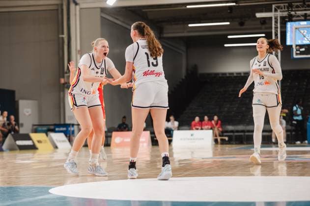 RECORD DATE NOT STATED Drei Spielerinnen Deutschlands feiern ausgelassen auf dem Parkett der Kistamässan in Stockholm. Mia Wiegand ( 13) klatscht mit einer Mitspielerin ab, während eine weitere Spielerin mit der Nummer 16 freudig herbeieilt. Mia Wiegand ( 13; Deutschland) und Teamkolleginnen bejubeln Korberfolg Copyright: xJoelxKruehlerx
