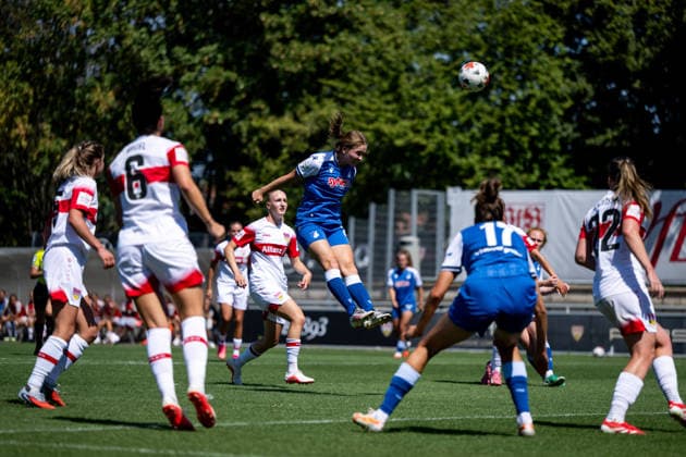 08.08.2026, GER, Fussball, Frauen, Testspiel, Saison 2026 2027, VfB Stuttgart vs TSG 1899 Hoffenheim Jonna van de Velde ( Hoffenheim, 25 ) trifft das Tor zum 1:1 peer Kopfball, Stuttgart Robert-Schlienz-Stadion Baden-Württemberg Deutschland Copyright: xNordphoto Memmlerx