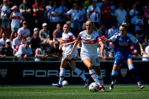 08.08.2026, GER, Fussball, Frauen, Testspiel, Saison 2026 2027, VfB Stuttgart vs TSG 1899 Hoffenheim Janina Hechler ( VfB Stuttgart, 16 ) am Ball im Zweikampf mit Laura Gloning ( Hoffenheim, 20 ), Stuttgart Robert-Schlienz-Stadion Baden-Württemberg Deutschland Copyright: xNordphoto Memmlerx