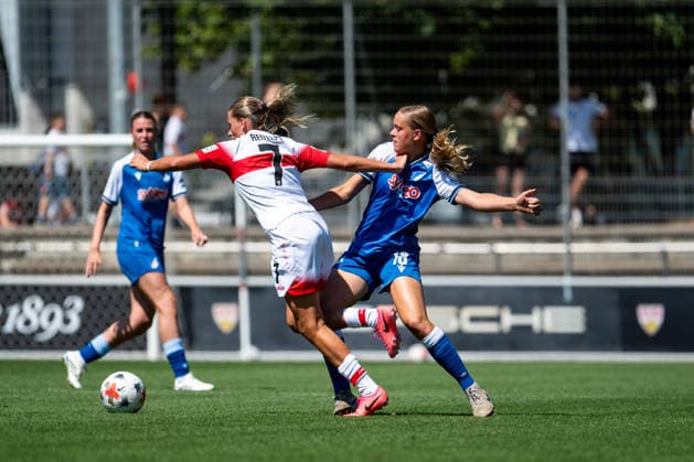 08.08.2026, GER, Fussball, Frauen, Testspiel, Saison 2026 2027, VfB Stuttgart vs TSG 1899 Hoffenheim Ilse Kemper ( Hoffenheim, 18 ) im Zweikampf mit Daphina Redzepi ( VfB Stuttgart, 07 ), Stuttgart Robert-Schlienz-Stadion Baden-Württemberg Deutschland Copyright: xNordphoto Memmlerx