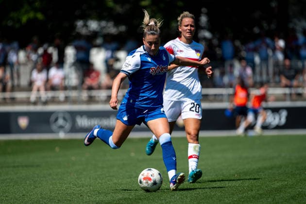 08.08.2026, GER, Fussball, Frauen, Testspiel, Saison 2026 2027, VfB Stuttgart vs TSG 1899 Hoffenheim Janna Grimm ( Hoffenheim, 26 ) am Ball vor Jana Beuschlein ( VfB Stuttgart, 20 ), Stuttgart Robert-Schlienz-Stadion Baden-Württemberg Deutschland Copyright: xNordphoto Memmlerx