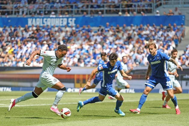 v.li. Monju Momuluh (Arminia Bielefeld, 14),Deniz Ofli (SC Karlsruhe , 3),Marcel Franke (SC Karlsruhe, 28) GER, SC Karlsruhe - DSC Arminia Bielefeld Fussball 1.Spieltag Spielzeit 2026 2027 2.Bundesliga 08.08.2026 (DFL DFB REGULATIONS PROHIBIT ANY USE OF PHOTOGRAPHS as IMAGE SEQUENCES and or QUASI-VIDEO). GER SC Karlsruhe - DSC Arminia Bielefeld Fussball 1.Spieltag Spielzeit 2026 2027 08.08.2026 Copyright: xEibner-Pressefoto JoergxHirschx EP_JHH