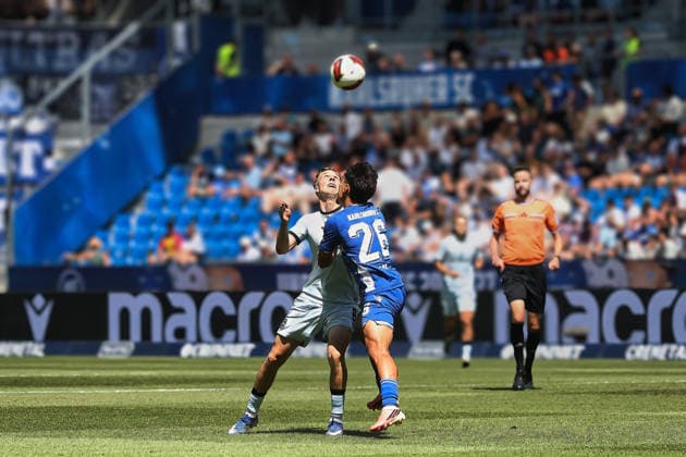 Sam Schreck (Arminia Bielefeld, 8),Sebastian Jung (SC Karlsruhe , 2) GER, SC Karlsruhe - DSC Arminia Bielefeld Fussball 1.Spieltag Spielzeit 2026 2027 2.Bundesliga 08.08.2026 (DFL DFB REGULATIONS PROHIBIT ANY USE OF PHOTOGRAPHS as IMAGE SEQUENCES and or QUASI-VIDEO). GER SC Karlsruhe - DSC Arminia Bielefeld Fussball 1.Spieltag Spielzeit 2026 2027 08.08.2026 Copyright: xEibner-Pressefoto JoergxHirschx EP_JHH