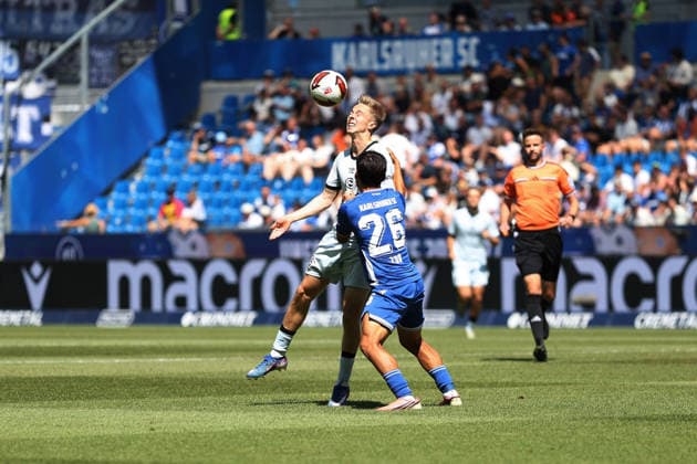 Sam Schreck (Arminia Bielefeld, 8),Sebastian Jung (SC Karlsruhe , 2) GER, SC Karlsruhe - DSC Arminia Bielefeld Fussball 1.Spieltag Spielzeit 2026 2027 2.Bundesliga 08.08.2026 (DFL DFB REGULATIONS PROHIBIT ANY USE OF PHOTOGRAPHS as IMAGE SEQUENCES and or QUASI-VIDEO). GER SC Karlsruhe - DSC Arminia Bielefeld Fussball 1.Spieltag Spielzeit 2026 2027 08.08.2026 Copyright: xEibner-Pressefoto JoergxHirschx EP_JHH