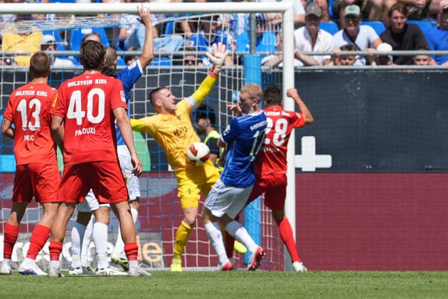 Torwart Marcel Schuhen (SV Darmstadt 98) klärt gegen Jonas Meffert (Holstein Kiel) - 08.08.2026 2. Bundesliga, Saison 26 27: SV Darmstadt 98 vs. Holstein Kiel, Stadion am Boellenfalltor, 1. Spieltag, emonline, emspor,