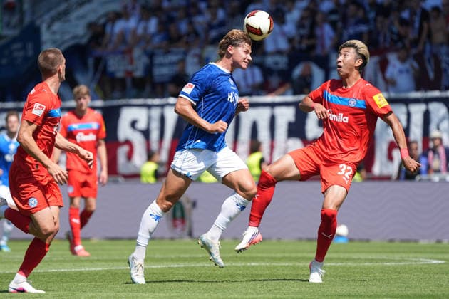 Fynn Lakenmacher (SV Darmstadt 98) gegen Hiroki Sekine (Holstein Kiel) - 08.08.2026 2. Bundesliga, Saison 26 27: SV Darmstadt 98 vs. Holstein Kiel, Stadion am Boellenfalltor, 1. Spieltag, emonline, emspor,