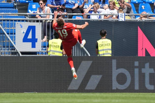 celebrate the goal, Torjubel zum 0:2 Phil Harres (Holstein Kiel) mit einem Salto - 08.08.2026 2. Bundesliga, Saison 26 27: SV Darmstadt 98 vs. Holstein Kiel, Stadion am Boellenfalltor, 1. Spieltag, emonline, emspor,