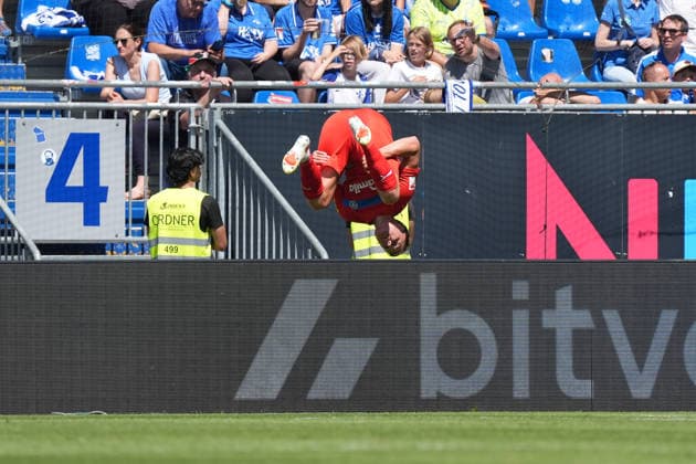 celebrate the goal, Torjubel zum 0:2 Phil Harres (Holstein Kiel) mit einem Salto - 08.08.2026 2. Bundesliga, Saison 26 27: SV Darmstadt 98 vs. Holstein Kiel, Stadion am Boellenfalltor, 1. Spieltag, emonline, emspor,