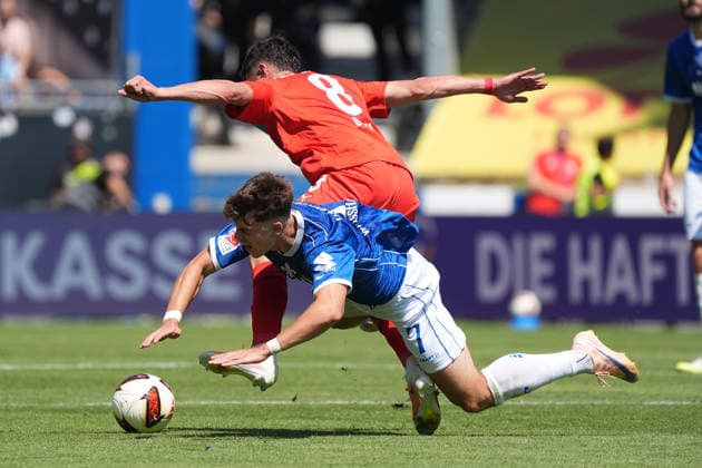 Guillermo Balzi (Holstein Kiel) foult Noah Weißhaupt (SV Darmstadt 98) - 08.08.2026 2. Bundesliga, Saison 26 27: SV Darmstadt 98 vs. Holstein Kiel, Stadion am Boellenfalltor, 1. Spieltag, emonline, emspor,