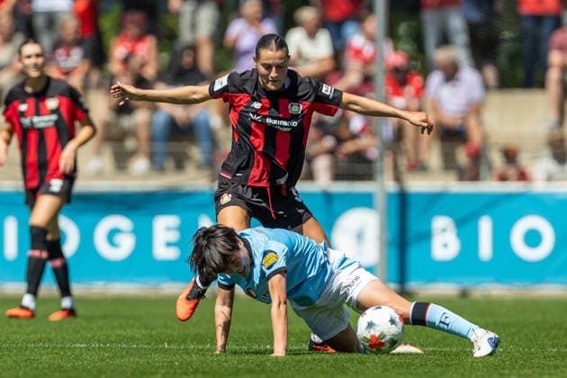 Carlotta Wamser (Bayer 04 Leverkusen) und Kokona Iwasaki (Feyenoord Rotterdam) im Zweikampf waehrend des Freundschaftsspiels zwischen Bayer 04 Leverkusen Frauen und Feyenoord Rotterdam Frauen, Ulrich-Haberland-Stadion am 08. August 2026 in Leverkusen, Deutschland. (Foto von Mario Hommes DeFodi Images) +++ Carlotta Wamser (Bayer 04 Leverkusen) und Kokona Iwasaki (Feyenoord Rotterdam) battle for the ball during the Pre-Season Friendly match between Bayer 04 Leverkusen Women and Feyenoord Rotterdam Women at Ulrich-Haberland-Stadion on August 8, 2026 in Leverkusen, Germany. (Photo by Mario Hommes DeFodi Images) -