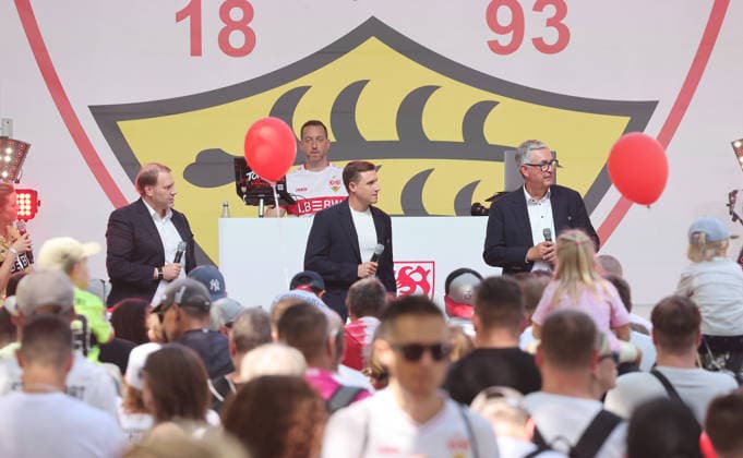 Stuttgart , VfB Stuttgart Saisoneröffnung , Präsidium auf der Bühne , von links: Stefan Jung Andreas Grupp Dietmar Allgaier