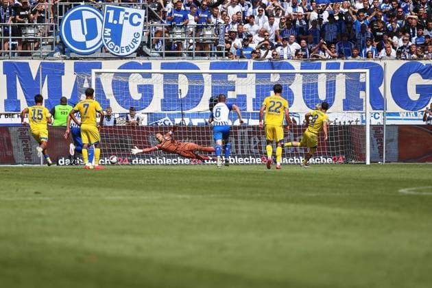 Magdeburg, Sachsen-Anhalt, Deutschland, 08.08.2026: Avnet Arena: 1. Spieltag, Saison 2026 27, 2. Fußball-Bundesliga: 1. FC Magdeburg - Eintracht Braunschweig: Mehmet Aydin (8, Eintracht Braunschweig) verwandelt einen Elfmeter in der 45. Minute, Dominik Reimann (1, 1. FC Magdeburg) ist chancelos Copyright: xdtsxNachrichtenagenturx dts_129603