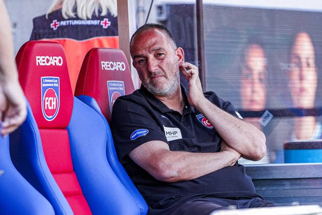 Deutschland: Fussball Saison 2026 2027 , 2. Bundesliga , 1. FC Heidenheim vs. VfL Osnabrück - Voith-Arena (Heidenheim) : Frank Schmidt (Trainer, 1. FC Heidenheim) Mimik, Gesichtsausdruck, Emotion Heidenheim Voith-Arena Deutschland Copyright: xBennetxLongx