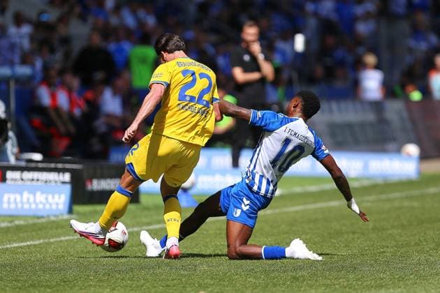 Magdeburg, Sachsen-Anhalt, Deutschland, 08.08.2026: Avnet Arena: 1. Spieltag, Saison 2026 27, 2. Fußball-Bundesliga: 1. FC Magdeburg - Eintracht Braunschweig: Fabio Di Michele Sanchez (22, Eintracht Braunschweig) und Moritz-Broni Kwarteng (10, 1. FC Magdeburg) im Zweikampf um den Ball Copyright: xdtsxNachrichtenagenturx dts_129604