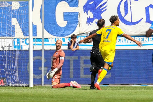 08.08.2026, xgox, Fussball - 2.Bundesliga 1.FC Magdeburg - Eintracht Braunschweig emspor, v.l. Dominik Reimann (Magdeburg, 1) enttaeuscht, schaut enttaeuscht, niedergeschlagen, disappointed (DFL DFB REGULATIONS PROHIBIT ANY USE OF PHOTOGRAPHS as IMAGE SEQUENCES and or QUASI-VIDEO) Magdeburg