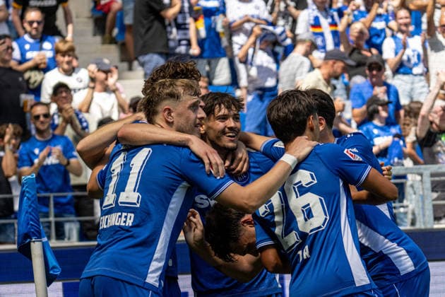 08.08.2026, xdaymx, Fussball 2.Bundesliga, Karlsruher SC - Arminia Bielefeld. Torjubel vom Torschützen Broschinski, Moritz zum 1:0 Führungstreffer zusammen mit der Mannschaft. (DFL DFB REGULATIONS PROHIBIT ANY USE OF PHOTOGRAPHS as IMAGE SEQUENCES and or QUASI-VIDEO) Karlsruhe