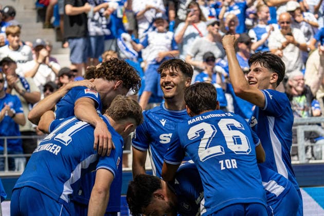 08.08.2026, xdaymx, Fussball 2.Bundesliga, Karlsruher SC - Arminia Bielefeld. Torjubel vom Torschützen Broschinski, Moritz zum 1:0 Führungstreffer zusammen mit der Mannschaft. (DFL DFB REGULATIONS PROHIBIT ANY USE OF PHOTOGRAPHS as IMAGE SEQUENCES and or QUASI-VIDEO) Karlsruhe