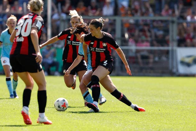 Fußball I Frauen I Testspiel I Bayer 04 Leverkusen - Feyenoord Rotterdam I 08.08.2026 Selina Ostermeier (2, Bayer 04 Leverkusen) im Zweikampf Leverkusen Ulrich-Haberland-Stadion Niedersachsen Deutschland Copyright: xLobeca CedricxSiefkerx